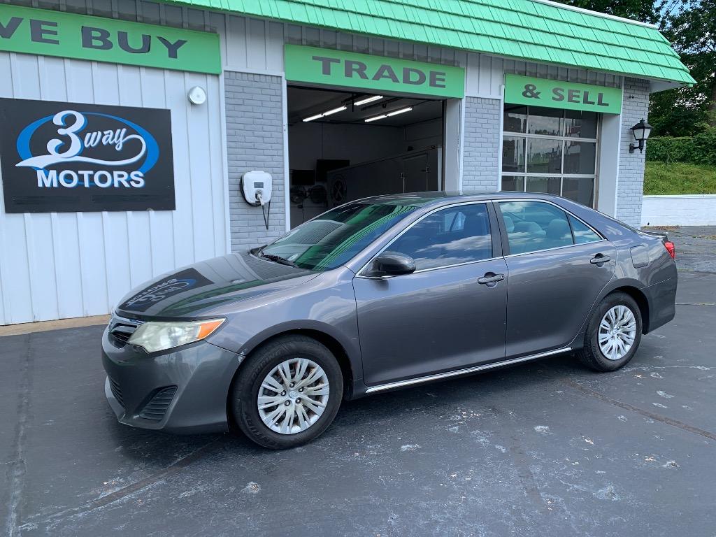 2014 Toyota Camry LE's photo